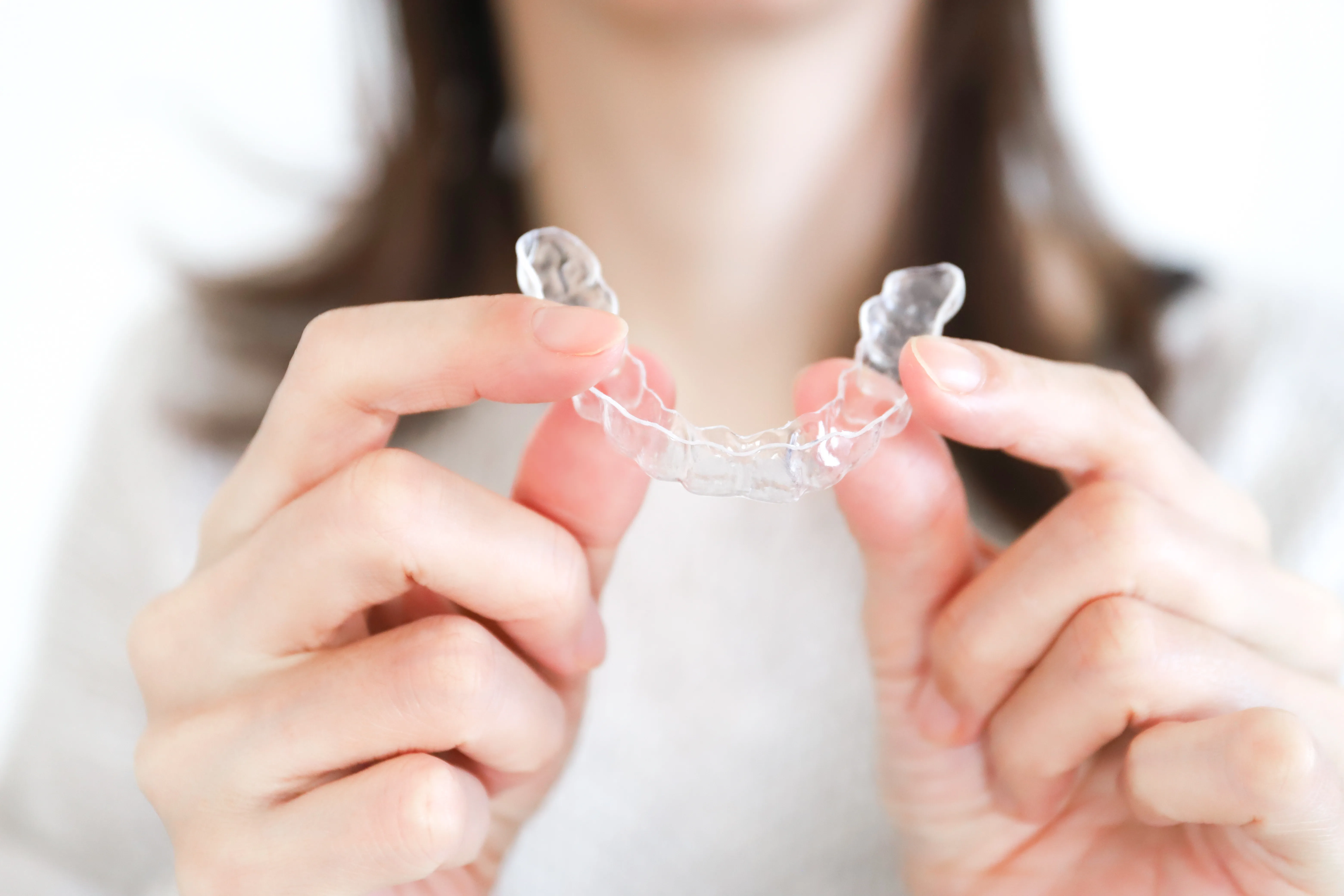 マウスピースを見せてる女性